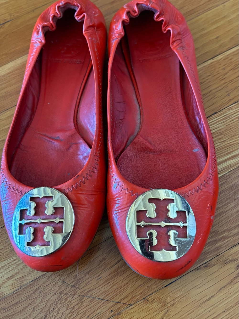 Tory Burch Red Leather Ballet Flats with Logo Medallion. Size 6